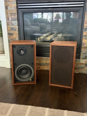 REALISTIC OPTIMUS 2B - 2 WAY SPEAKERS Walnut Veneer Cabinets Great
