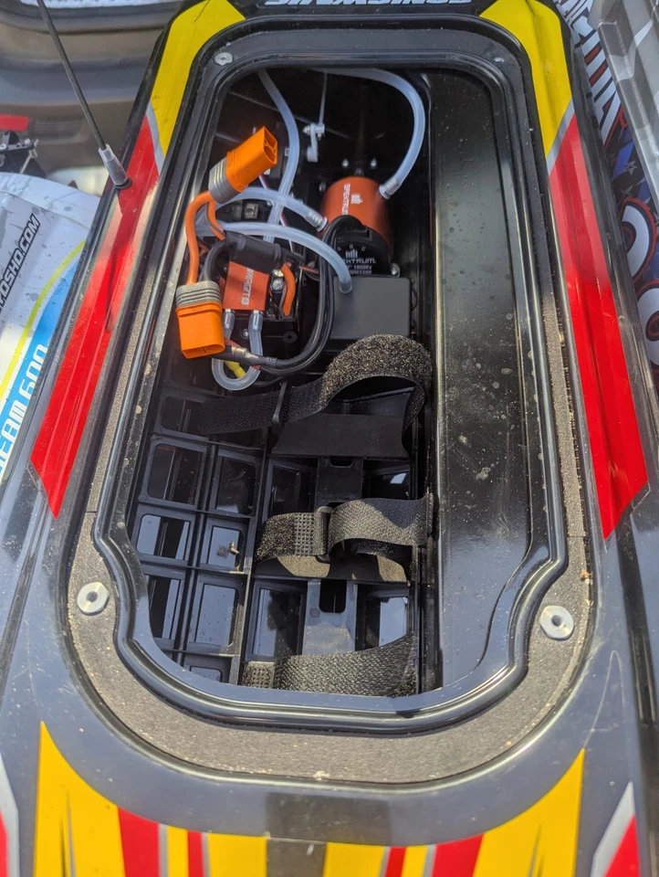 Sonic Wake 36 V2 Pre-owned in perfect running condition RTR RC speed boat - Image 2 of 3