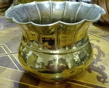 Doniczki z wykończeniem w różnych rozmiarach