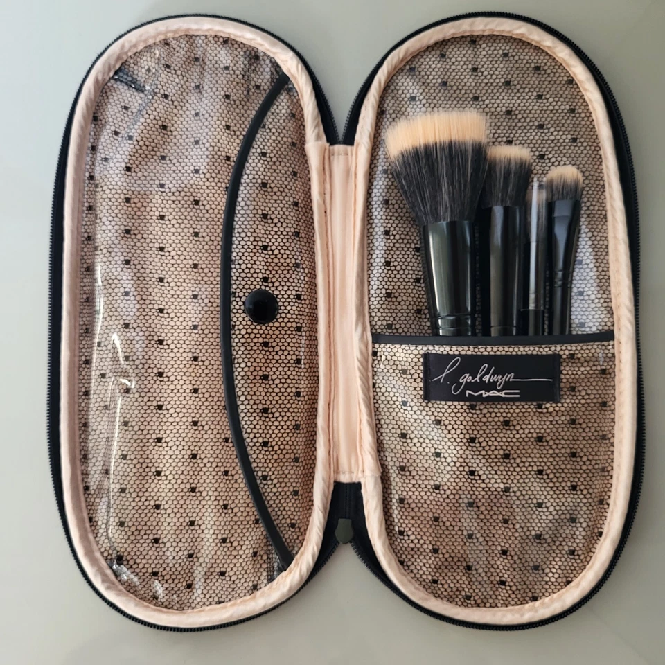 MAC Cosmetics 4  Pinsel + Tasche, Limited Edition Design, Liz Goldwyn - NEU - - Bild 2 von 4