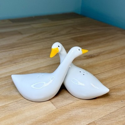 VTG Avon Geese Duck Swan Couple Salt & Pepper Shakers Porcelain Cottagecore NEW!