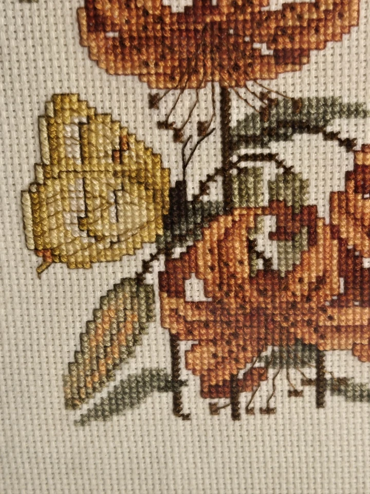 Arte de pared Cottagecore pastel lirio y mariposas enmarcado a punta de aguja  Foto 3 de 4