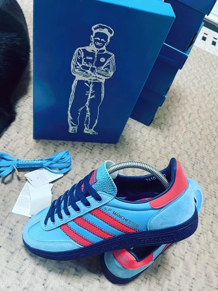 C.P. Company × Adidas Originales Manchester Spezial Azul Claro IH3312 Foto 2 de 4