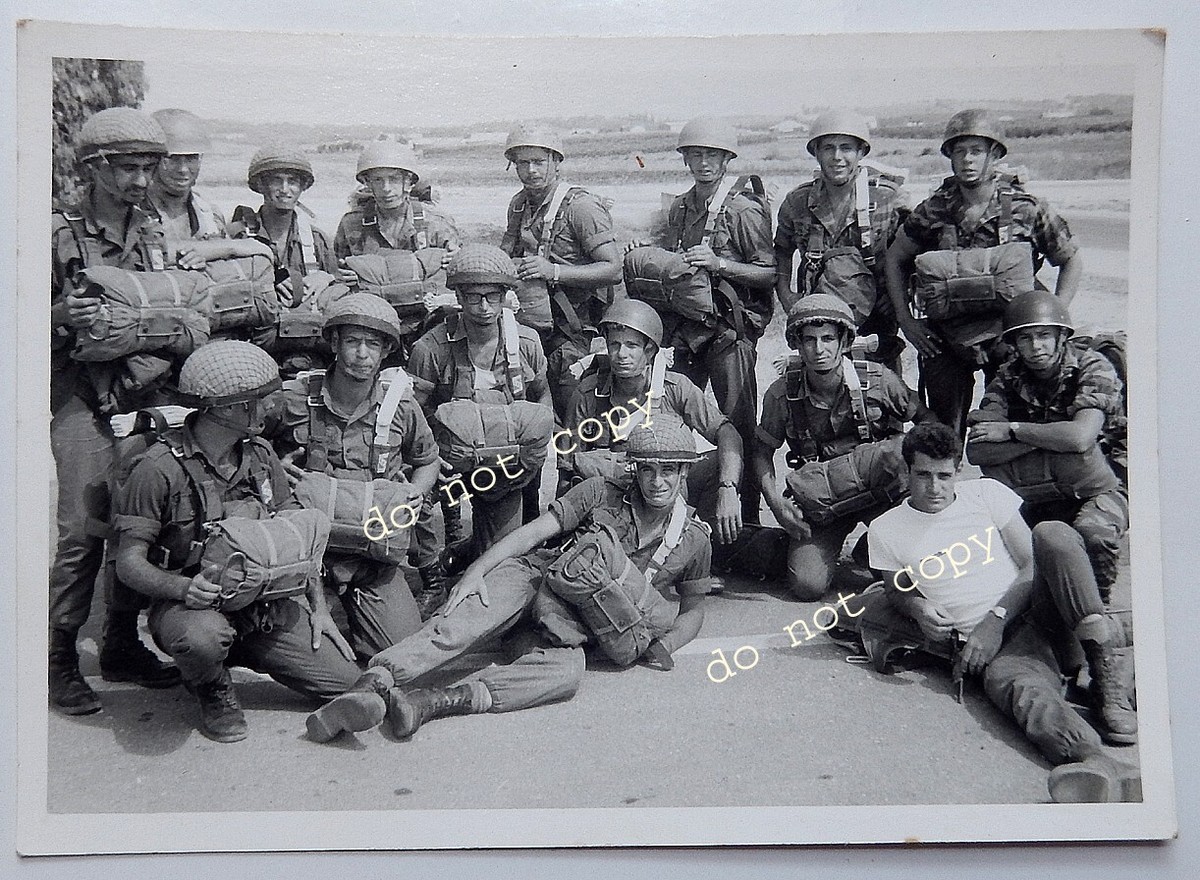ISRAEL PARATROOPERS UNIT GROUP PHOTO IDF BMB HELMET PARACHUTE