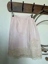 1960’s-1980’s UNION MADE Vintage Wonder Maid Half Slip