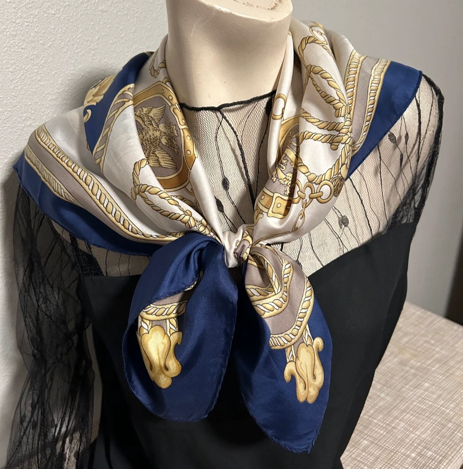 Bufanda vintage cuadrada grande de 35 pulgadas dorada, azul y blanca con patrón de cinturón y cadena Foto 2 de 4