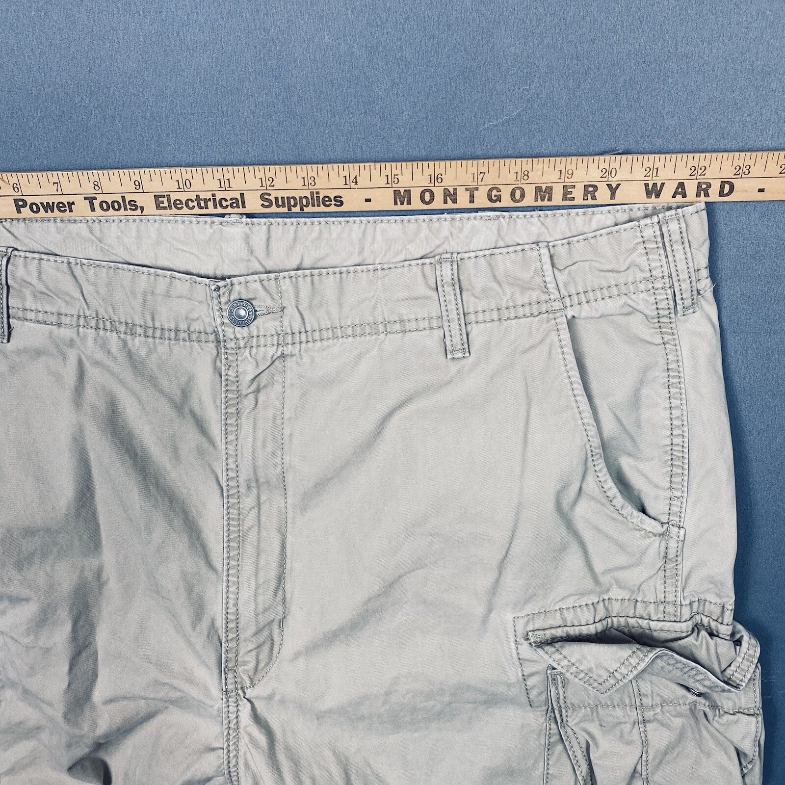 Levi's Cargo Pants Loose Straight Fit Men's Size 44x30 Beige Y2K baggy