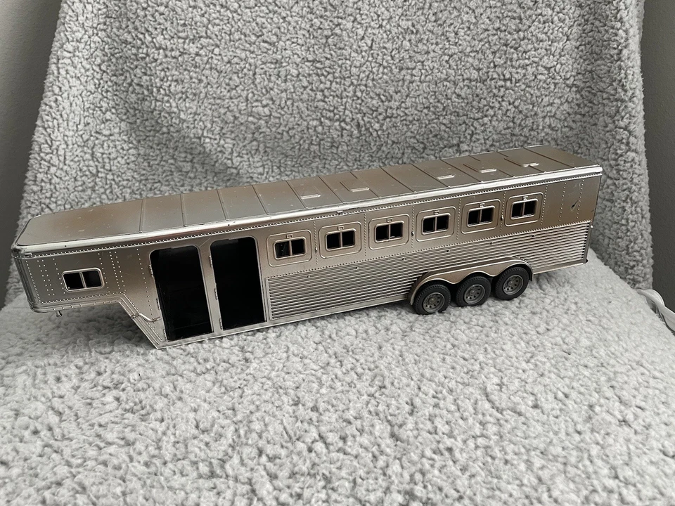 New-Ray 1/32 Fifth Wheel Tri - Axle Plastic Horse Trailer - Image 4 of 4