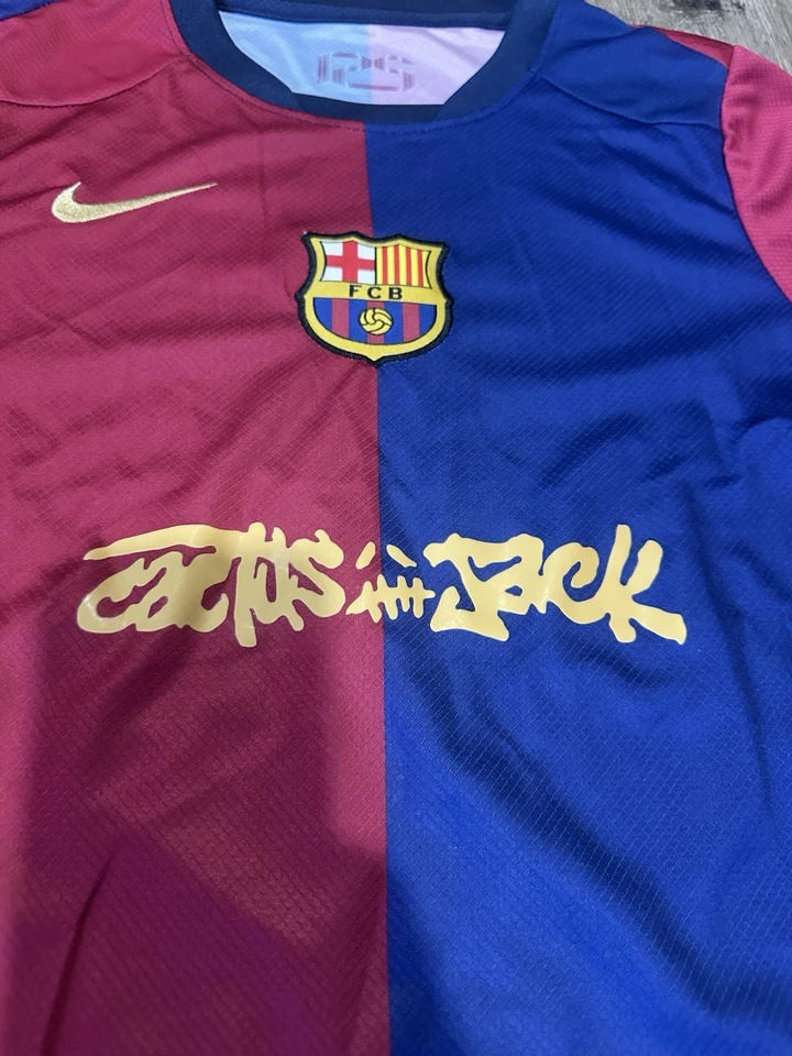 巴塞罗那足球球衣 Travis Scott M 码儿童 8-9 岁全新 — 第 2/4 张图片