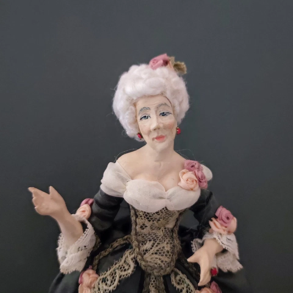 Miniature 1/12" dollshouse OOAK Doll Older Lady In Mid XVIII Century fashion - Immagine 2 di 4