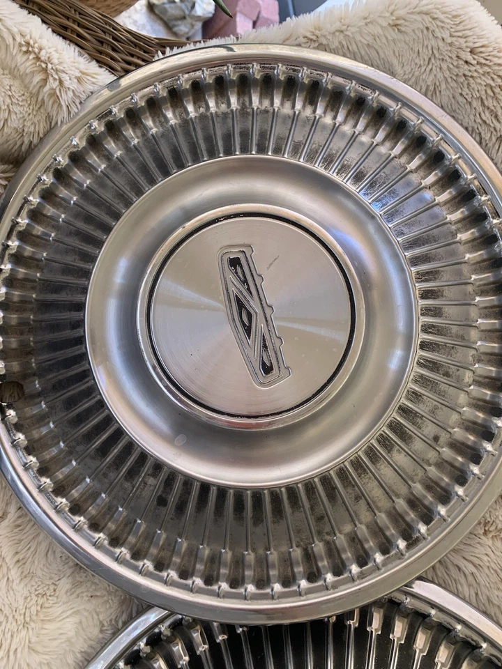 (4) Juego de cuatro cubiertas de rueda de metal tapacubos Ford Fairlane, Falcon o Galaxie 14" Foto 2 de 4