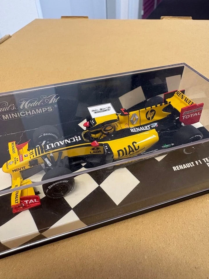 Minichamps 1/43 Renault F1 Team R30 Robert Kubica 2010 Formula 1 Diecast Model  - Image 3 of 4