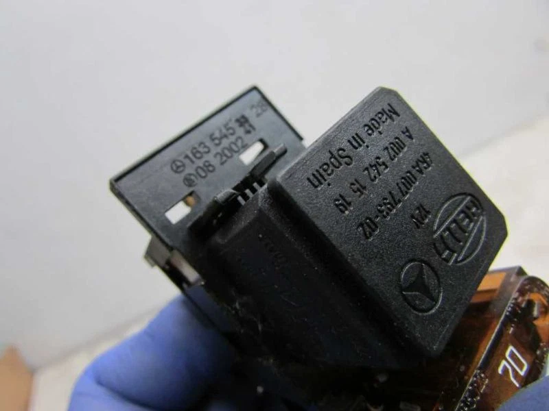 Mercedes-Benz ML320 1998-2005 caja de fusibles relé enchufe conector puerto OEM 163545332 Foto 2 de 4