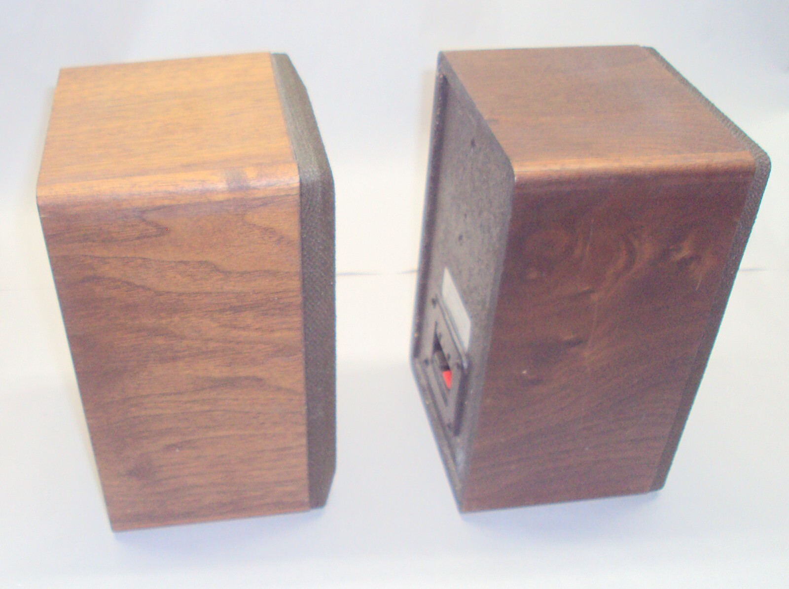 PAIR Realistic Minimus7W Walnut Veneer Speakers 402039B สำนักงาน