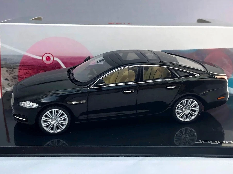 Jaguar Xj - Metallic Amethyst Black - 1/43 Modello Auto Diecast Ixo - Immagine 3 di 4