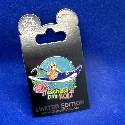 Disney 2017 Teachers Day Finding Nemo Squirt & Mr Ray 3-D Hinged Pin LE 2000 MOC