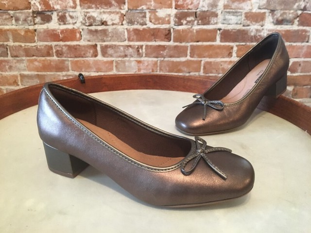 clarks low heel pumps