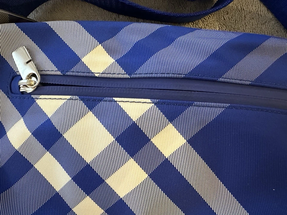 Bolso Bandolera Burberry Shield Knight Azul Cubierta Antipolvo - Nuevo Hermoso e Impecable Foto 2 de 4