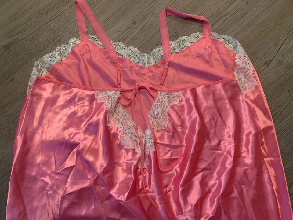 Amoureuse 睡袍尺寸 5X 粉红色液体缎面蕾丝无袖 56 英寸胸围 — 第 4/4 张图片
