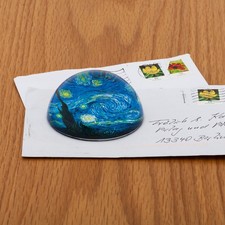 Przycisk do papieru z motywem van Gogha „Gwiaździsta noc” wykonany z łukowanego szkła