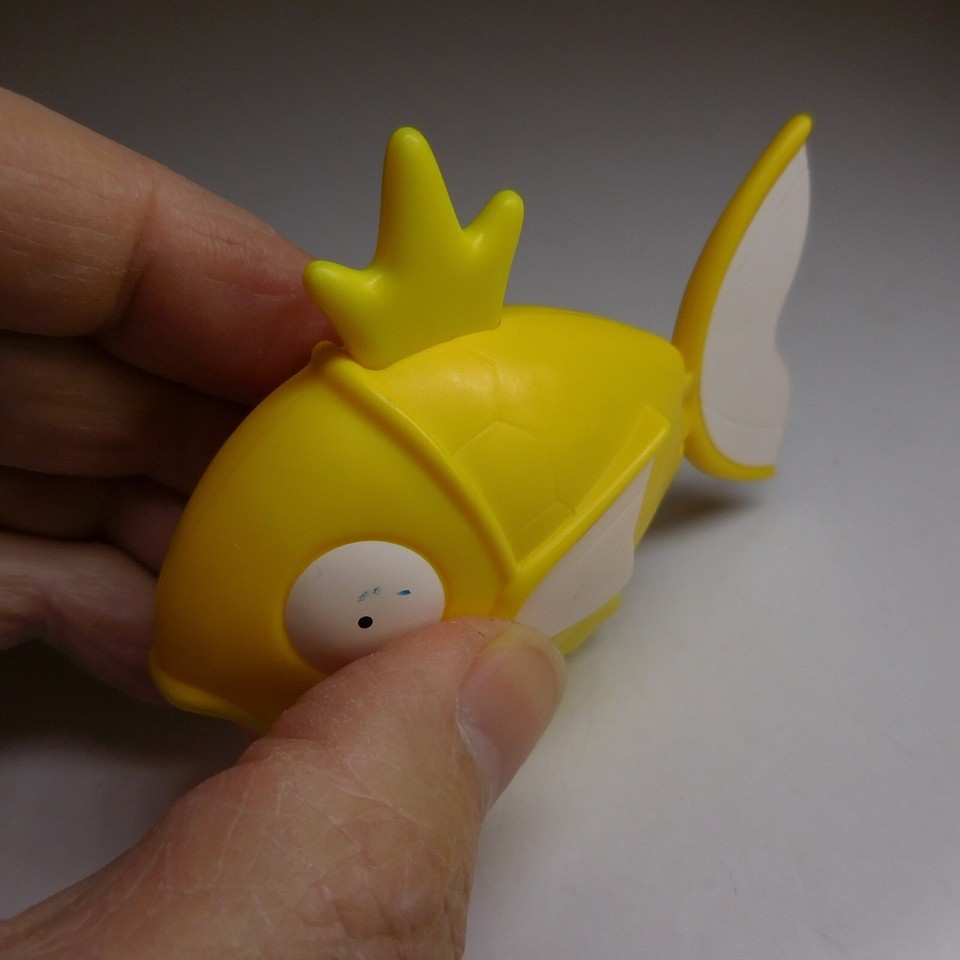 Un poisson jaune avec une queue jaune | Vecteur Premium