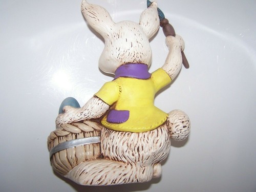 VINTAGE 1975 HAND PAINTED CERAMIC EASTER BUNNY PAINTING EGGS IN A BASKET - Picture 2 of 2