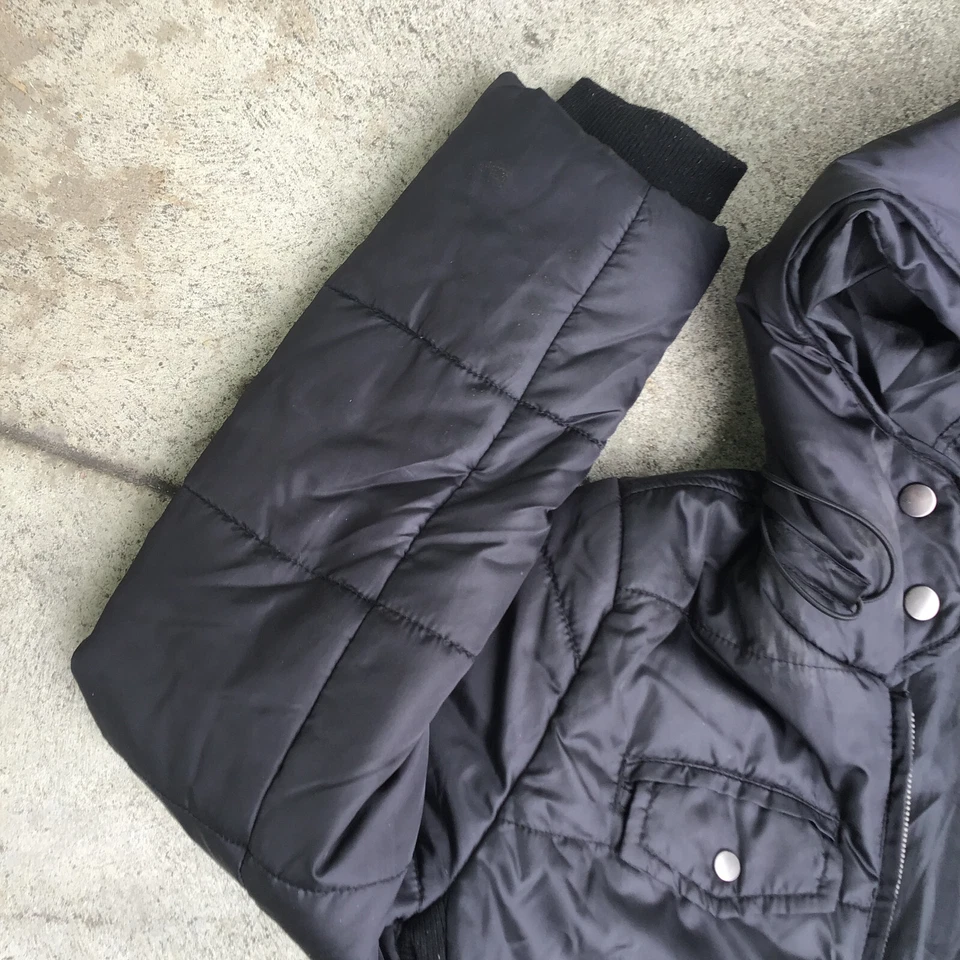 Abrigo acolchado con capucha negro mediano Converse One Star para mujer Foto 2 de 4