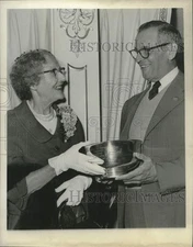 1964 Press Photo Ernest B. Morris & Mrs. Kenneth G. Reynolds in New York