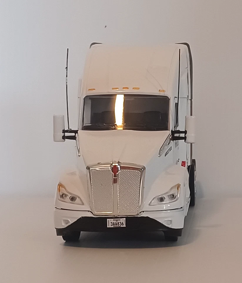 New Ray 1/32 Scale Kenworth T680 FedEx Truck Customized - Image 2 of 4
