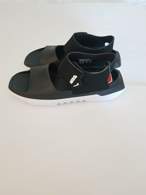 Nike Playscape (GS) Black/White Smoke Gray  Size: 5Youth