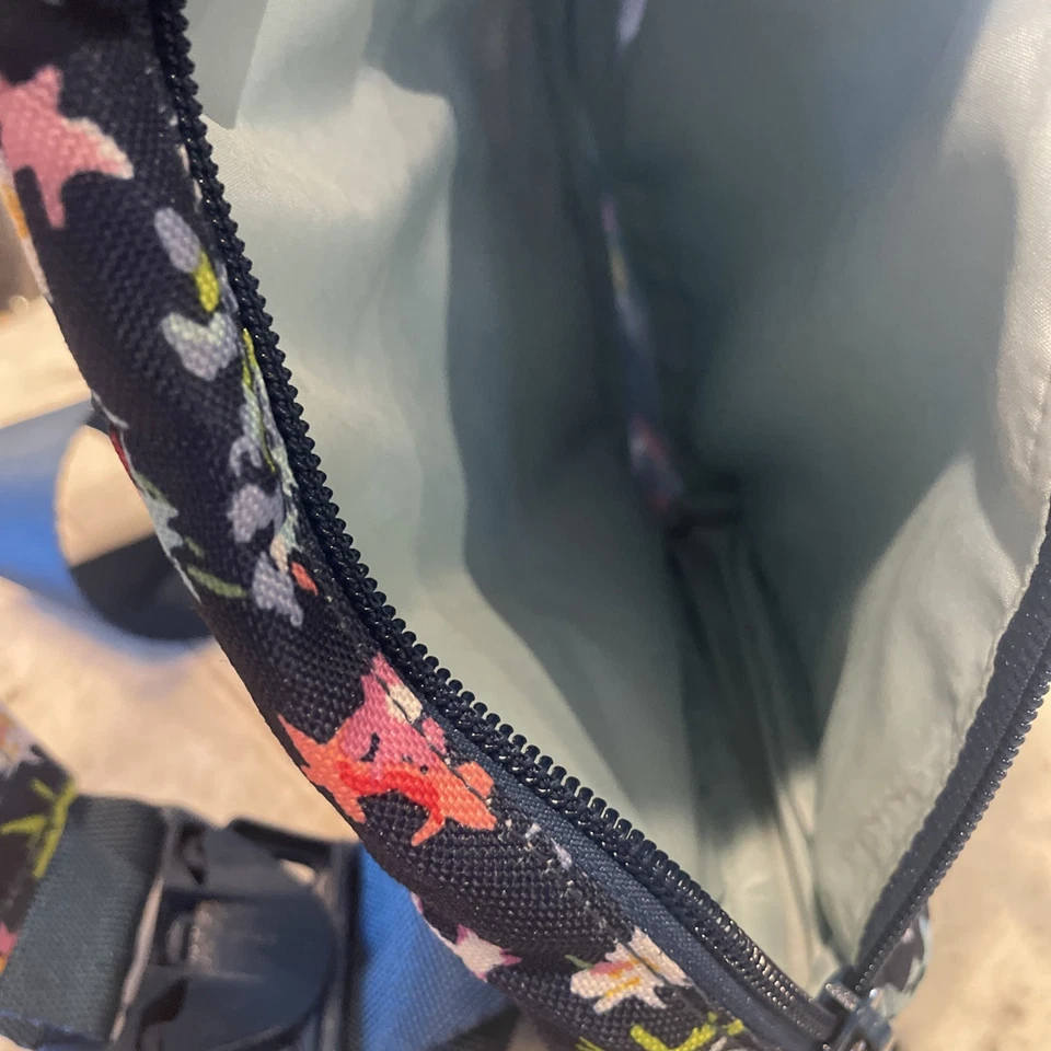 Vera Bradley Ditsy Floral Navy Sling Bag Belt Messenger Crossbody Excellent Cond - Image 4 of 4