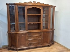 Maestosa Credenza Cristalliera in Legno Stile Classico – Vetrina e Cassetti