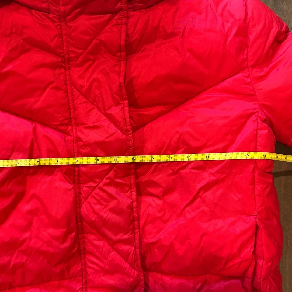 Chaqueta acolchada con capucha roja para mujer BCBGeneration Foto 4 de 4