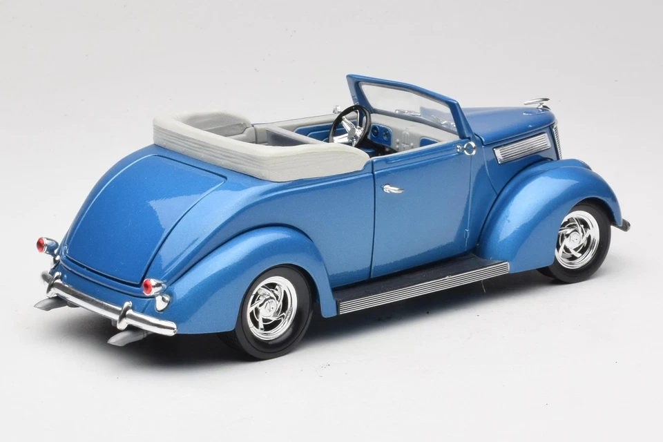 92238 Ford Convertible Blue Road Signature 1:18 - Immagine 3 di 4