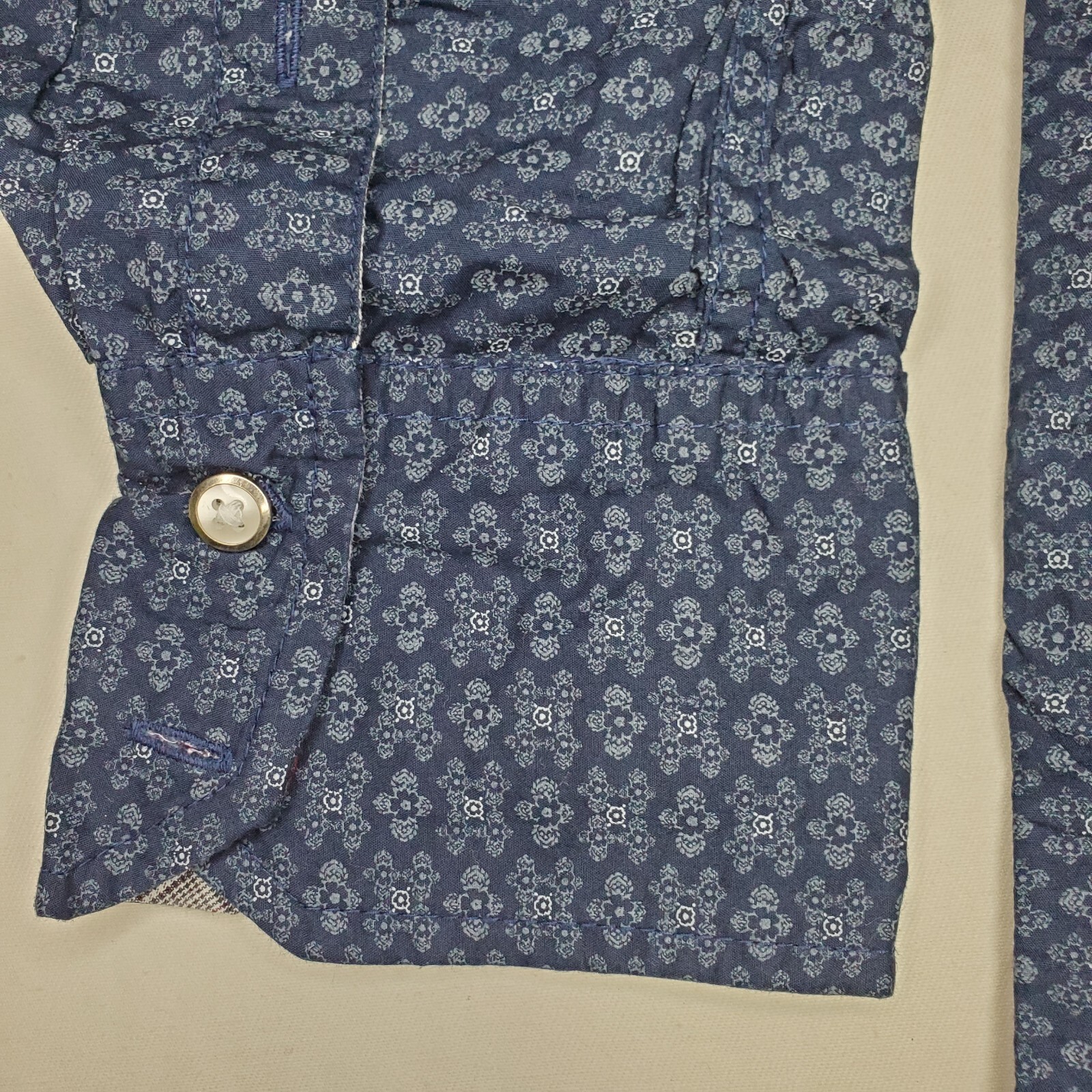 Men's Button Down long sleeve Blue  pattern contr… - image 9