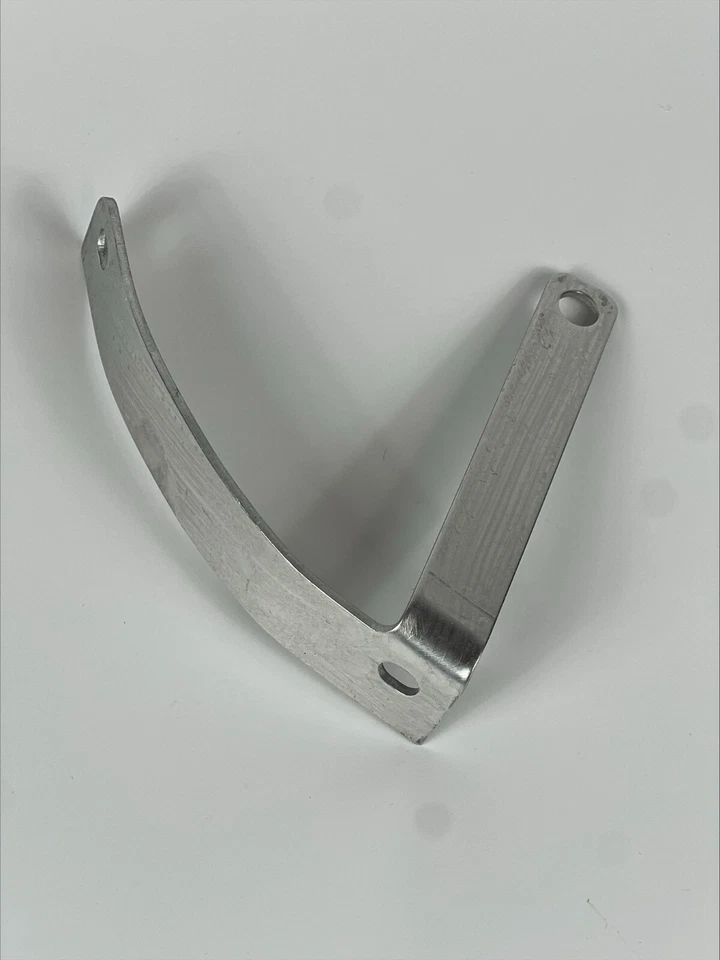 Soporte de reubicación de matrícula curvo para Harley-Davidson Softail & Springer Foto 2 de 4