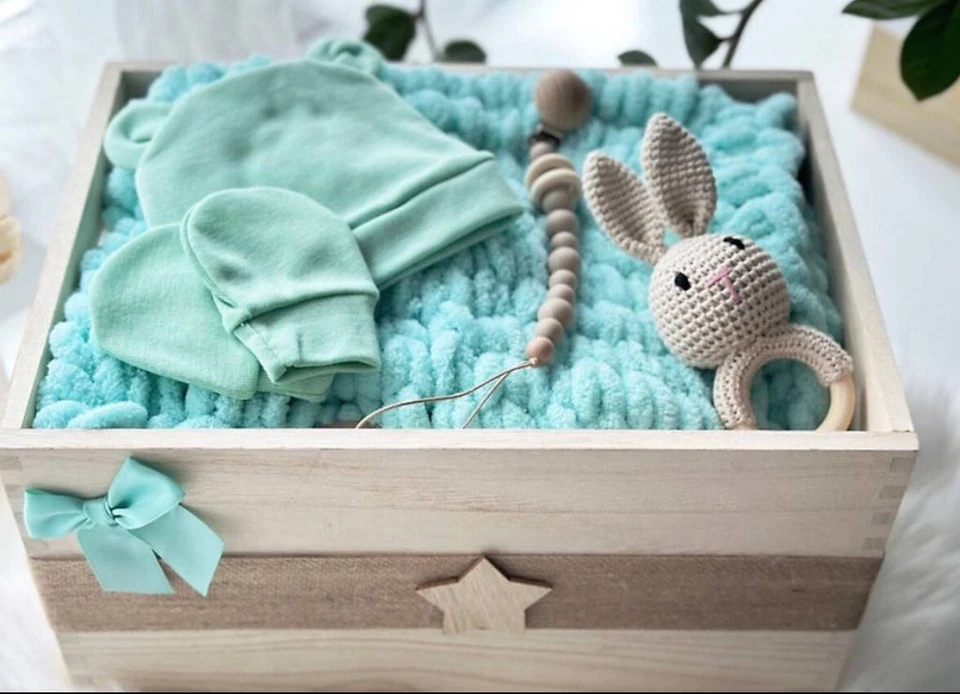 Neugeborenen Set mit handgemachter Babydecke NEU - Bild 1 von 4