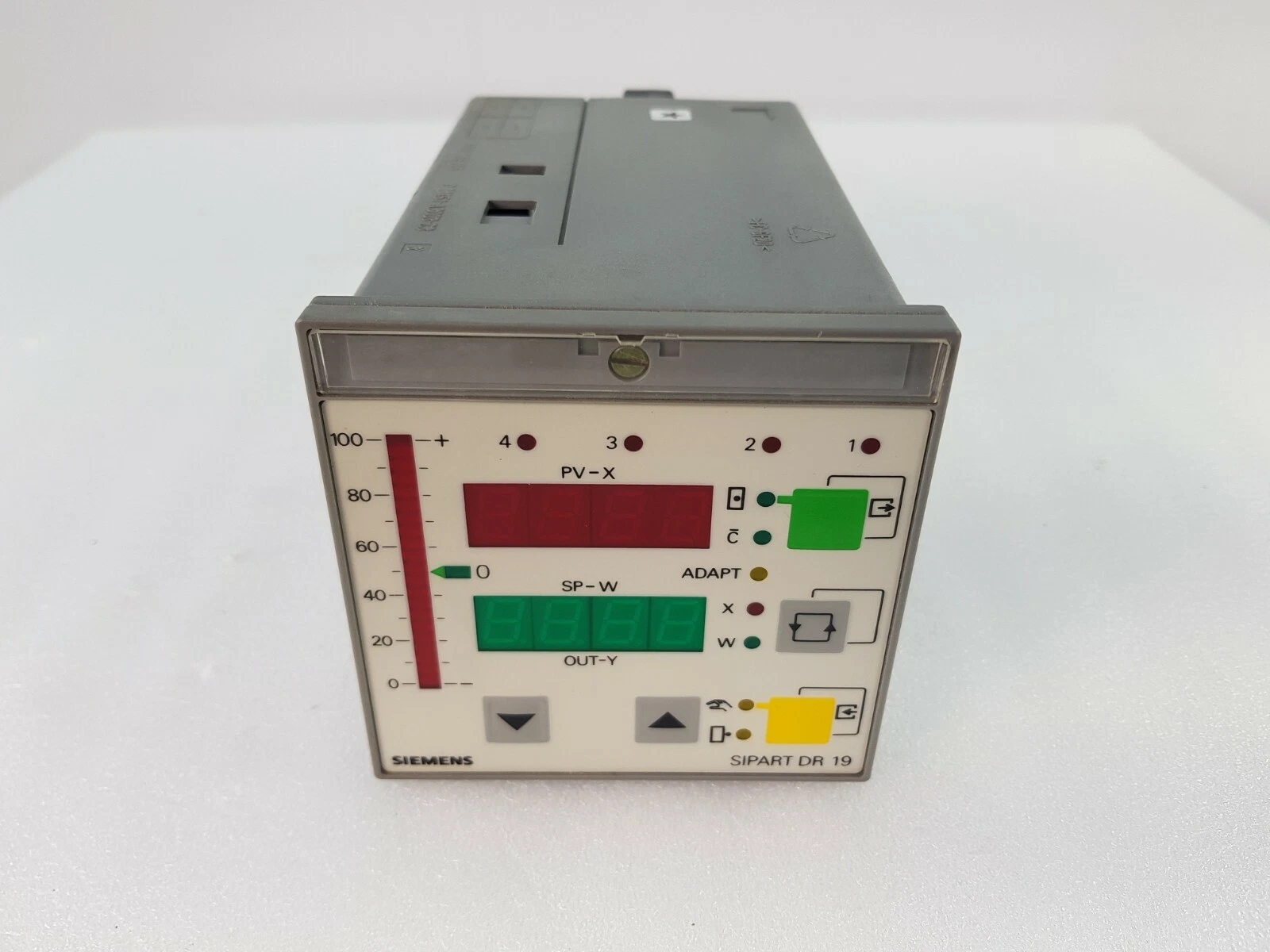 Second SIPART DR19 6DR1900-4 unit, front view at an angle