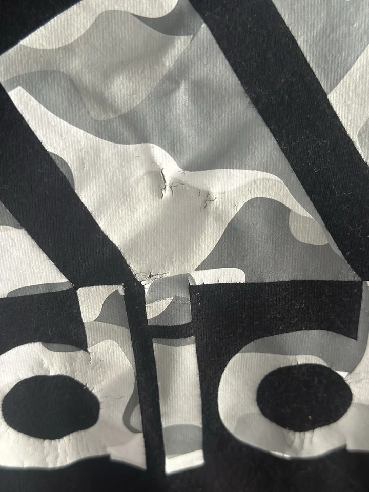 Camiseta Adidas para niños color negro con gris y blanco en el logotipo y palabras de Adidas Foto 3 de 4