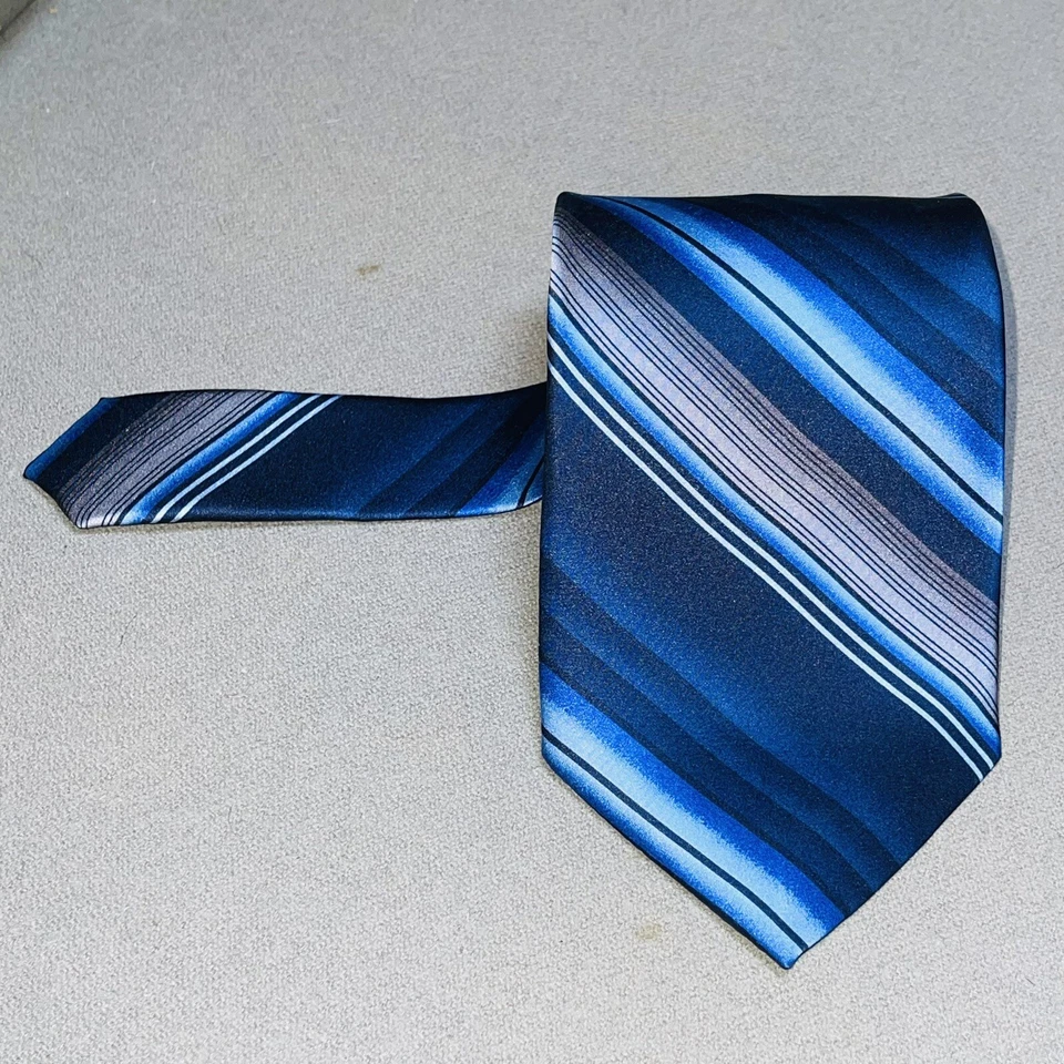 Corbata ancha Puritan para hombre azul blanco gris a rayas seda resistente a las manchas Foto 4 de 4