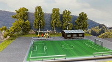 Fußballplatz mit Vereinsheim und Tribüne  Spur Z 1: 220  Bausatz