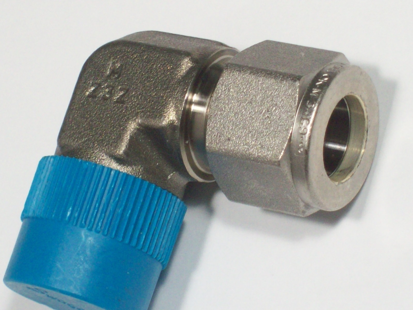 1- Swagelok Monel Elbow Connector, 1/2" OD Tube x 1/2" Male NPT, M-810-2-8