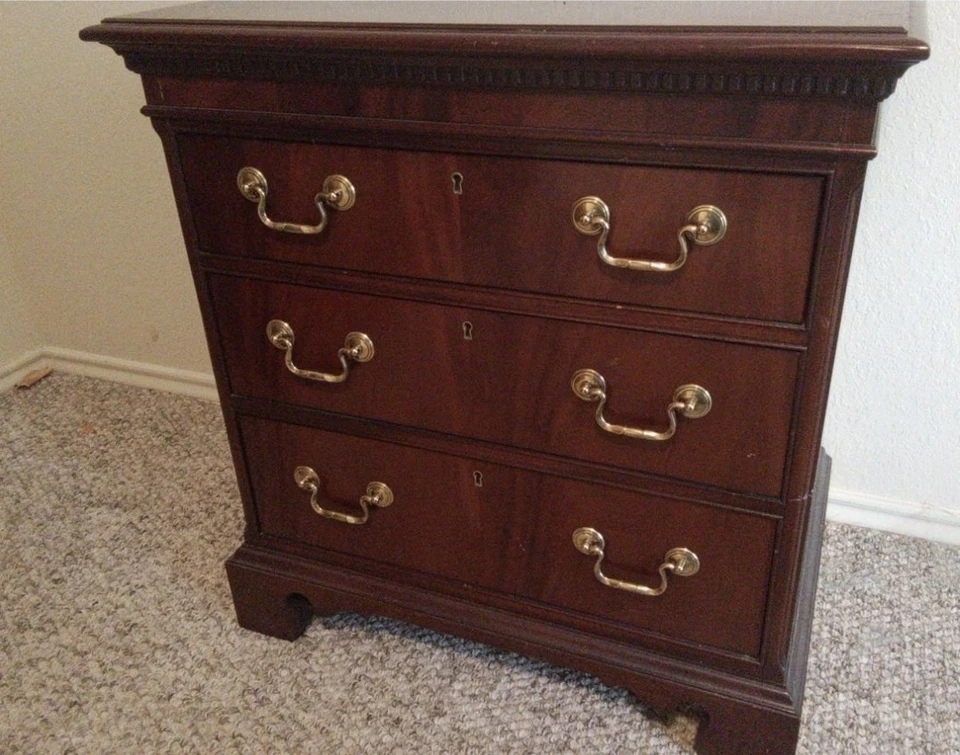 Mesita de noche/cofre de soltero vintage de caoba con 3 cajones y asas Foto 3 de 4