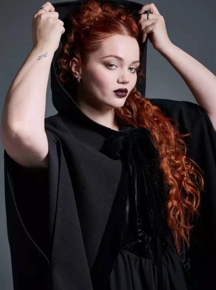 Capa con Capucha Torrid Negra Nightfall Talla Grande Foto 3 de 4