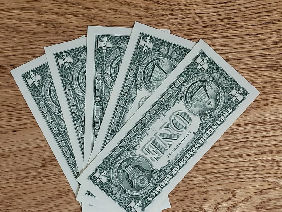 2013 New York FT WORTH Star Note BEP (5) $1 Star Note bills in sequence UNC/GEM - Image 2 of 4