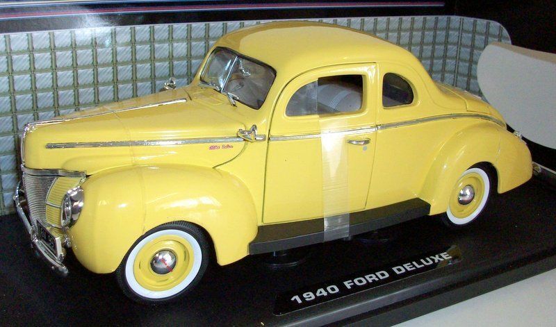 Motormax 1/18 Scale - 73108 1940 Ford Deluxe - Yellow