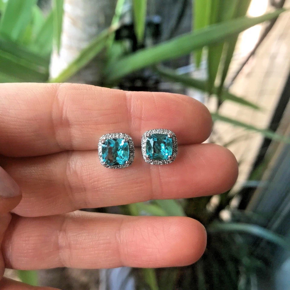 Aretes con halo de circonita cúbica y topacio azul talla cojín ZARD en placa de platino Foto 3 de 3