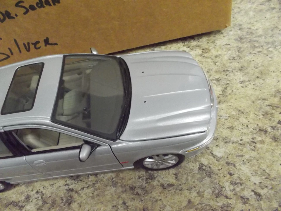 Maisto 2001 Jaguar X Type 4 door sedan Silver Car Metal 1/18 brown box - Image 3 of 4
