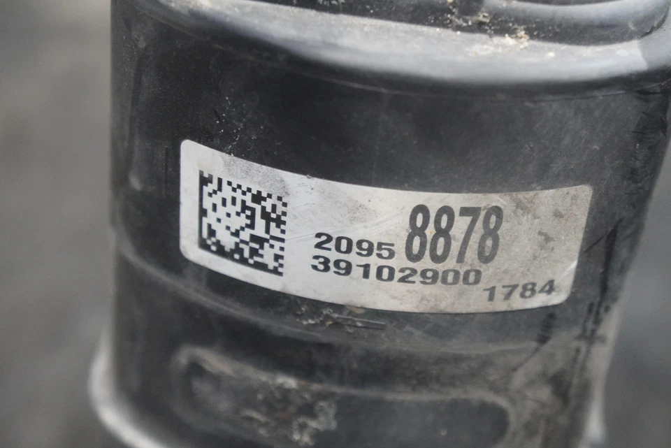 Evaporador de bote de carbón de vapor de combustible 22785596 Chevrolet Corvette C7 2014-19 Foto 4 de 4