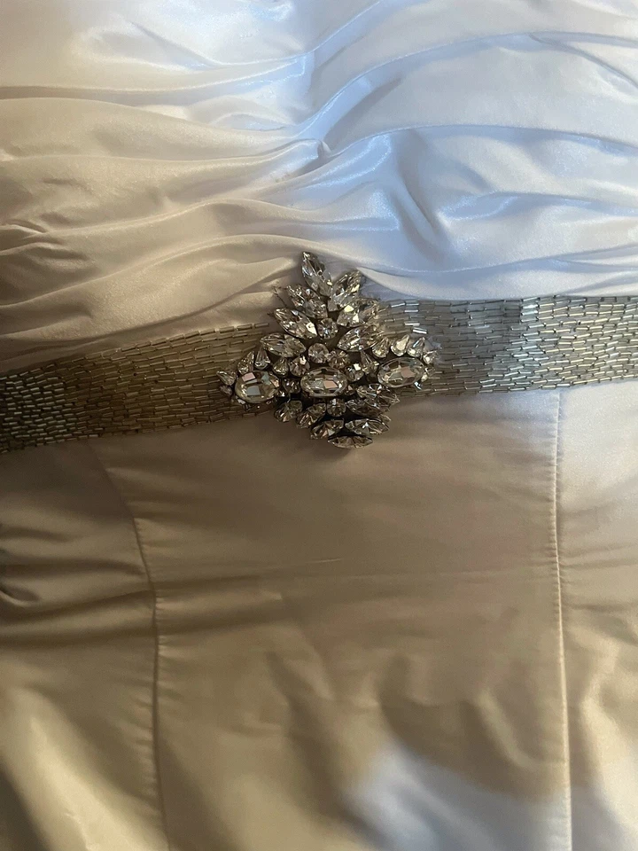 Vestido de novia y velo Allure Brides Foto 4 de 4